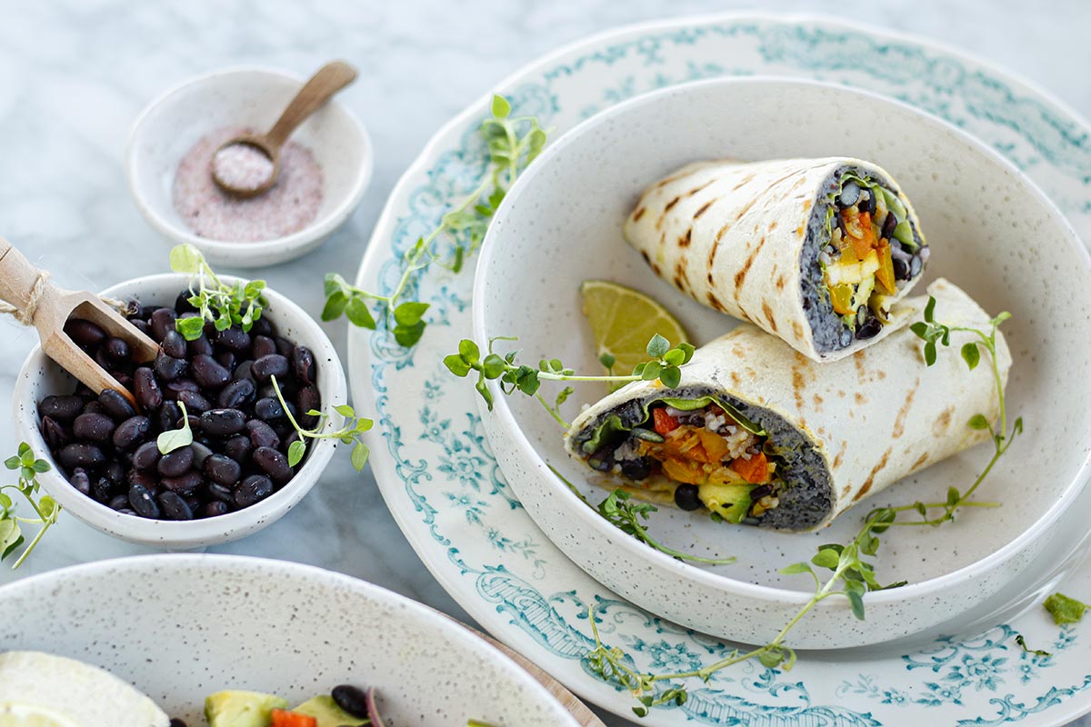 Bunte Reis Burritos mit schwarzen Bohnen