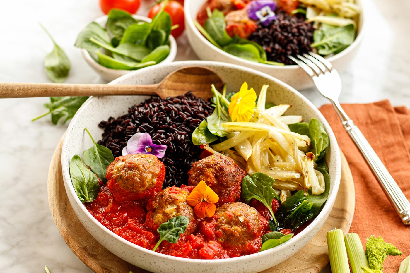 Nero Reis Bowl mit Fenchel-Hackbällchen in Tomatensauce