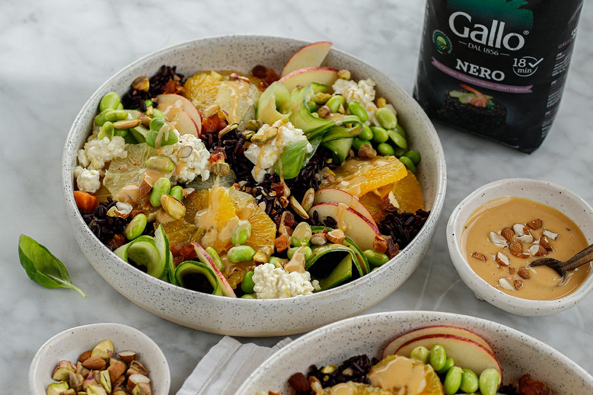 Bunter Nero-Reissalat mit Zitrusfrüchten, Feta und Nuss-Dressing