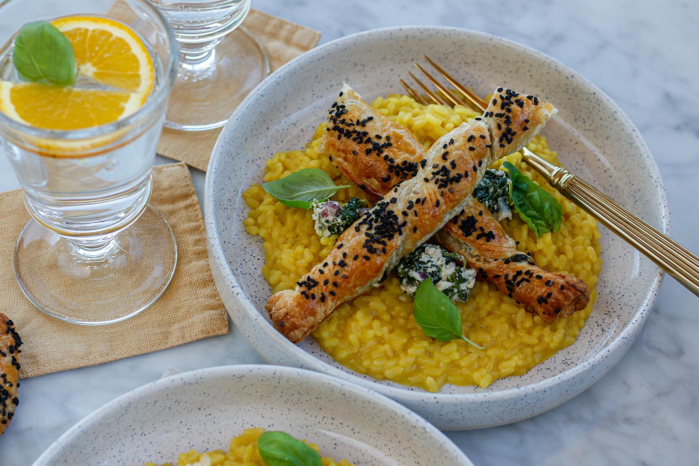 Risotto Milanese mit knusprigen Spinat-Käse-Stangen