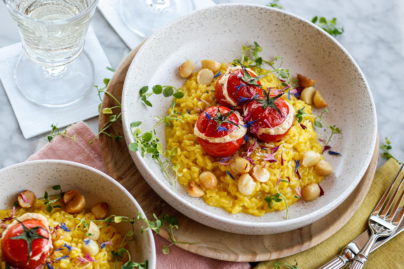 Risotto Milanese mit gefüllten Ricotta-Tomaten und Macadamia-Nüssen